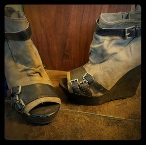 Brown wedges with leather detailing